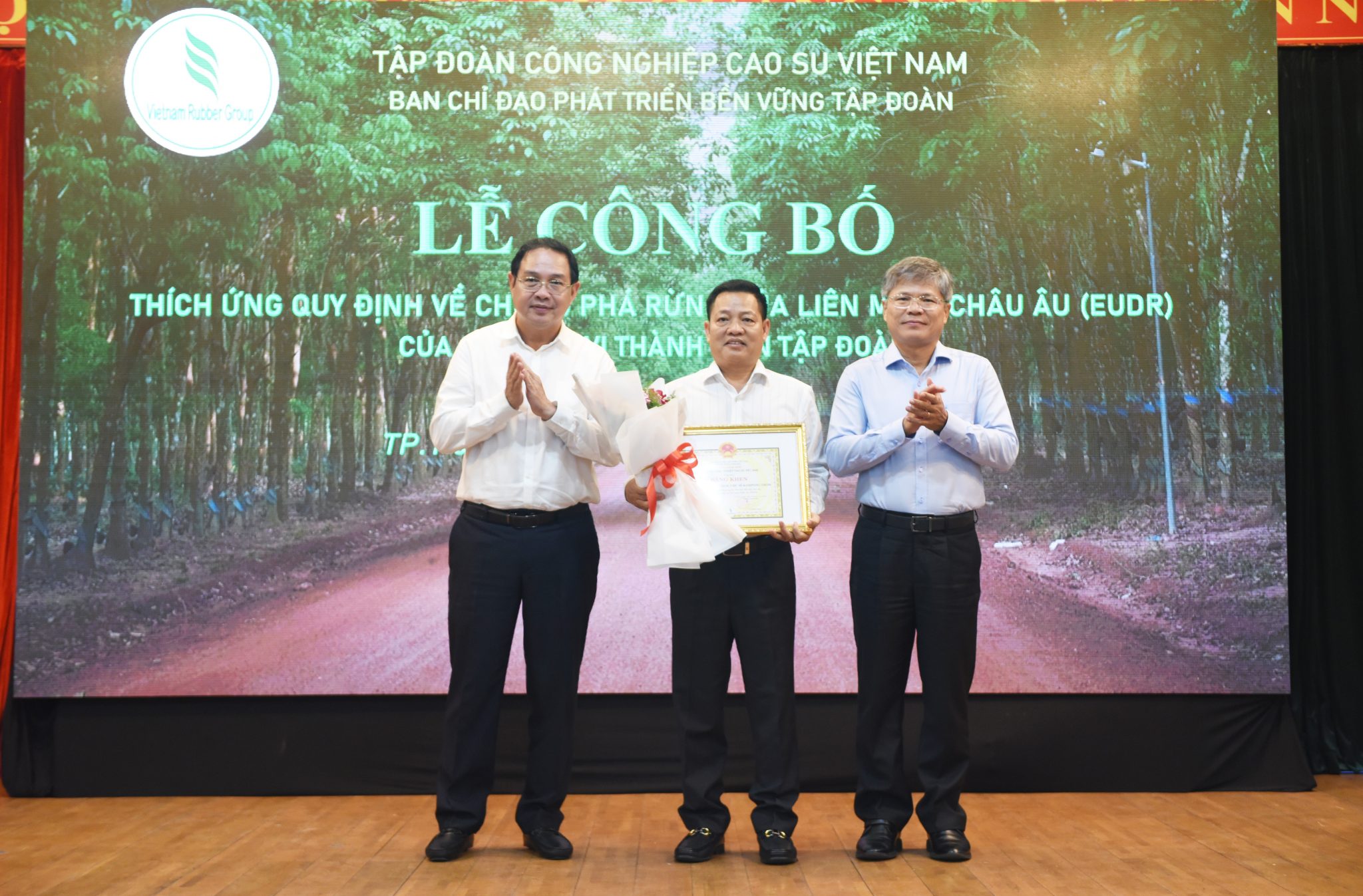 Chu Se Kampong Thom Rubber participates in the Natural Rubber Supply and Demand Forum. - VRG CHU SE - KAMPONG THOM